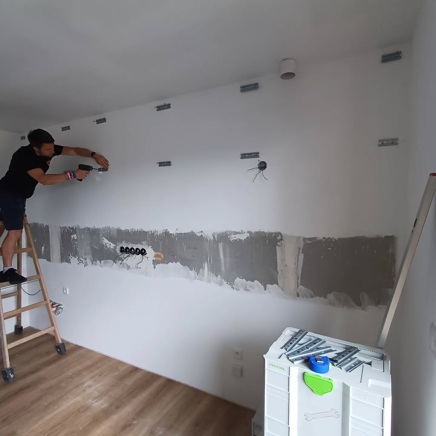 Montáž skříněk přímo na místě u zákazníka